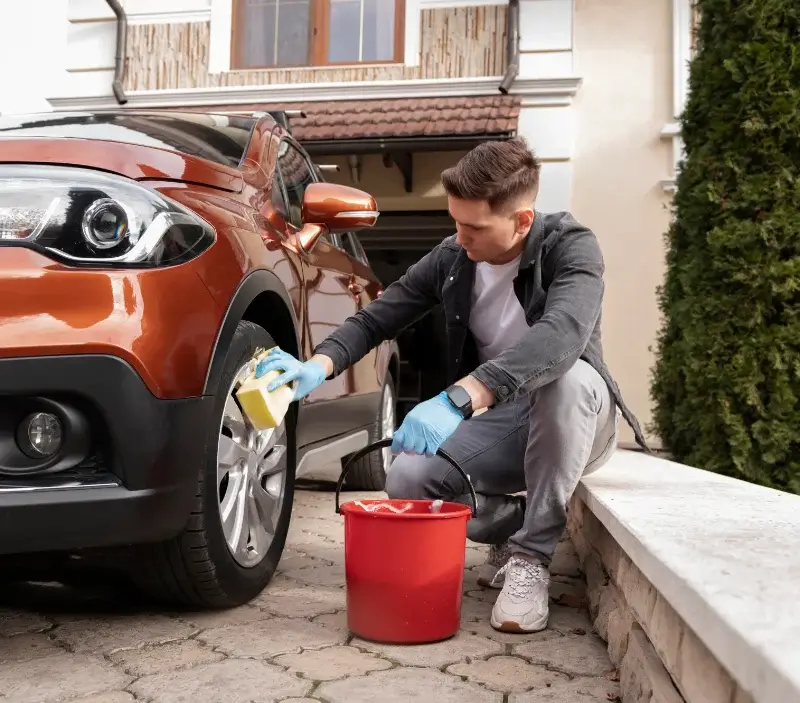 Lavage auto à domicile Les Hermites : professionnel intervenant sur un véhicule